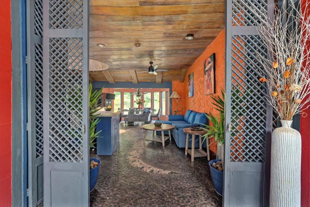 The African Queen Springfield Exterior photo